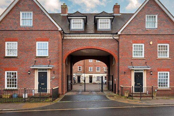 2 Bedroom Flat For Sale In Farriers Court, London Road, RH12