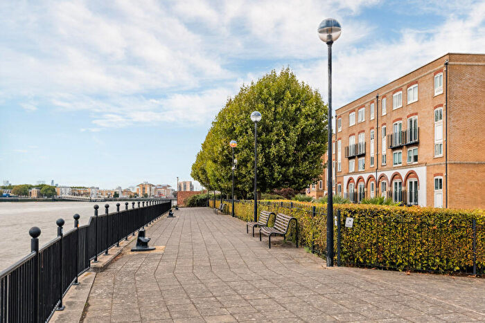 2 Bedroom Flat For Sale In Ferguson Close, London, E14