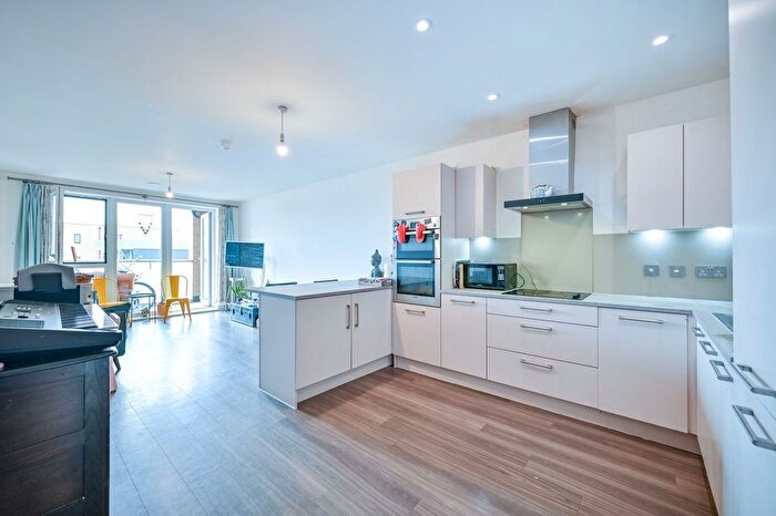 3 Bedroom Flat To Rent In London Road, Isleworth, TW7