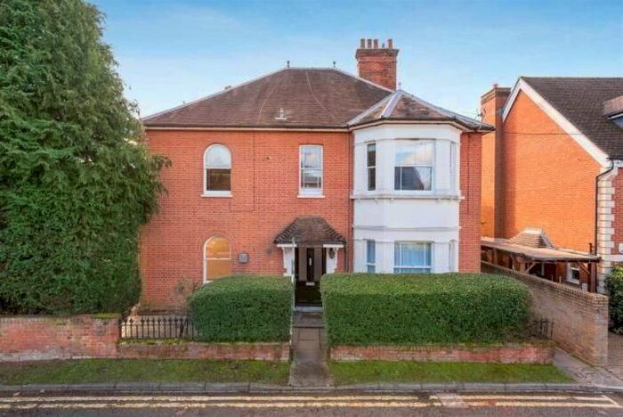 1 Bedroom Flat To Rent In Pyrcroft Lane, Weybridge, KT13