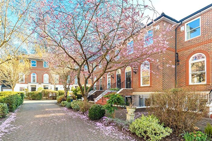 4 Bedroom End Of Terrace House For Sale In King George Square, Richmond, TW10