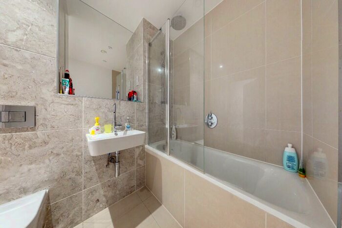 2 Bedroom Flat To Rent In City View Point, Leven Road, London, E14