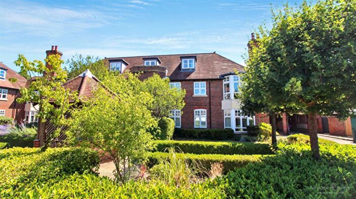 2 Bedroom Apartment For Sale In Reading Road, Pangbourne, RG8