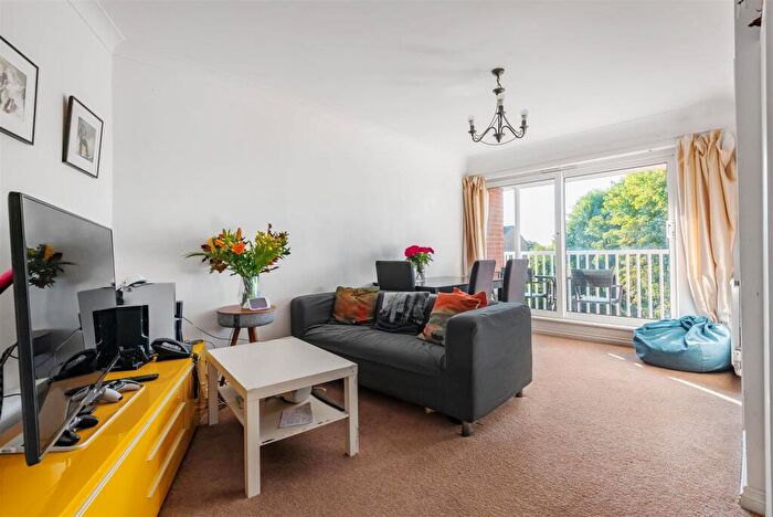 2 Bedroom Flat To Rent In Chene Colline Court, Glenbuck Road, Surbiton, KT6