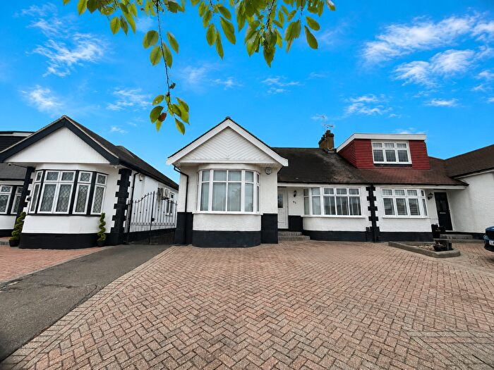 2 Bedroom Bungalow For Sale In Ravenscourt Drive, Hornchurch, RM12