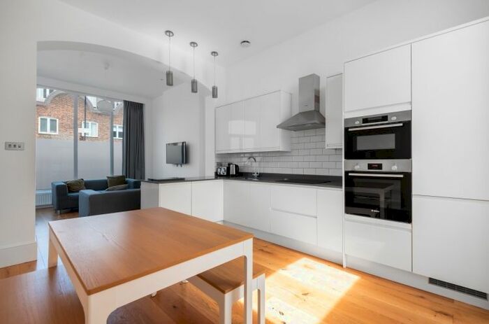 3 Bedroom Flat To Rent In Moore Park Road, London, SW6