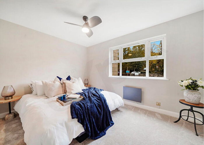 1 Bedroom Flat For Sale In Bunns Lane, Mill Hill, North West London, NW7