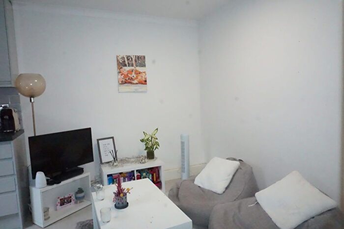 2 Bedroom Maisonette To Rent In Kerry Avenue, Stanmore, HA7