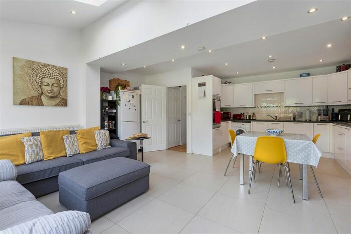 5 Bedroom Property To Rent In Churston Drive, Morden, SM4