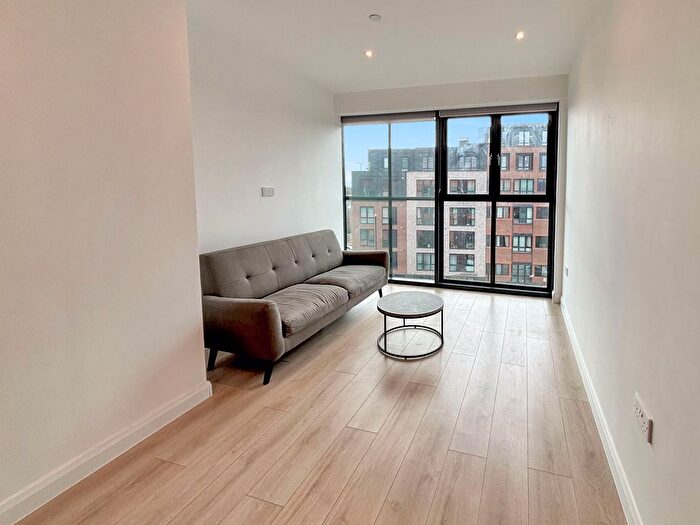 2 Bedroom Flat To Rent In Bath Road, Slough, Berkshire, SL1