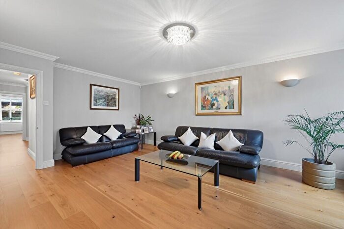 2 Bedroom Apartment For Sale In The Drive, London, E18