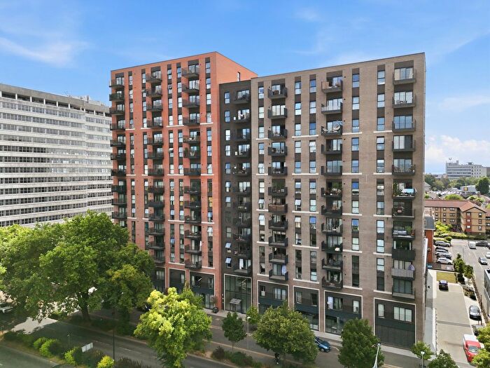 3 Bedroom Flat For Sale In Victoria Avenue, Southend-On-Sea, SS2