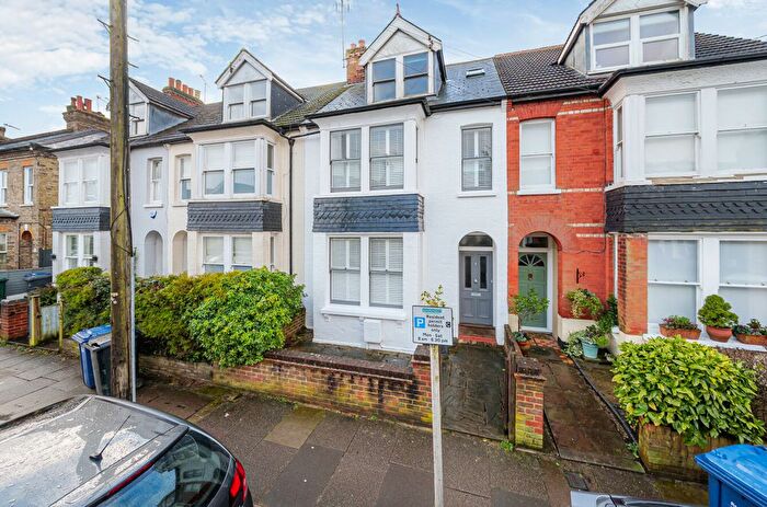 6 Bedroom Terraced House For Sale In Salisbury Road, Barnet, EN5