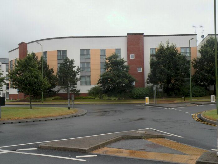 3 Bedroom Flat To Rent In Aviation Ave, Hatfield AL10