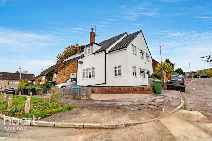 3 Bedroom End Of Terrace House For Sale In Gascoigne Way, Billericay, CM11