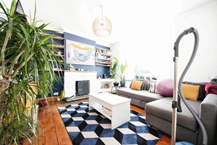 2 Bedroom Flat To Rent In Hardman Road, Kingston Upon Thames, KT2