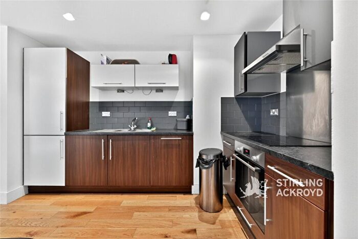 2 Bedroom Apartment To Rent In Quaker Street, Shoreditch, London, E1