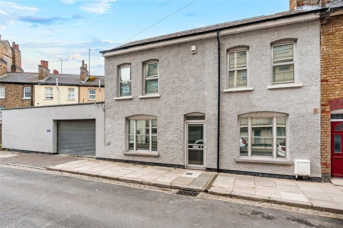 3 Bedroom End Terrace House For Sale In Gordon Place, Gravesend, Kent, DA12