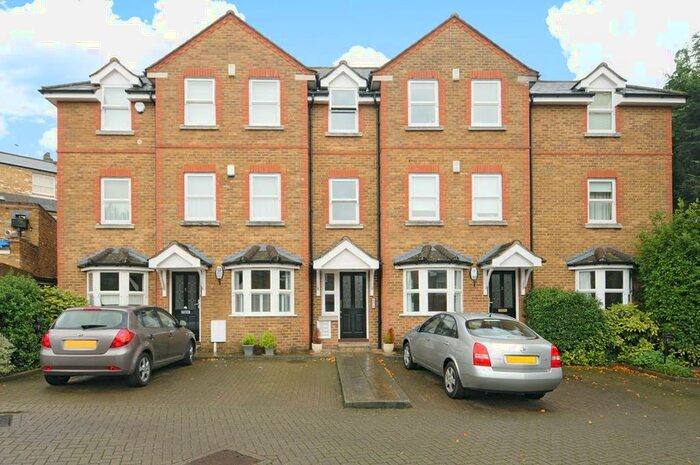 2 Bedroom Flat To Rent In Esher, KT10