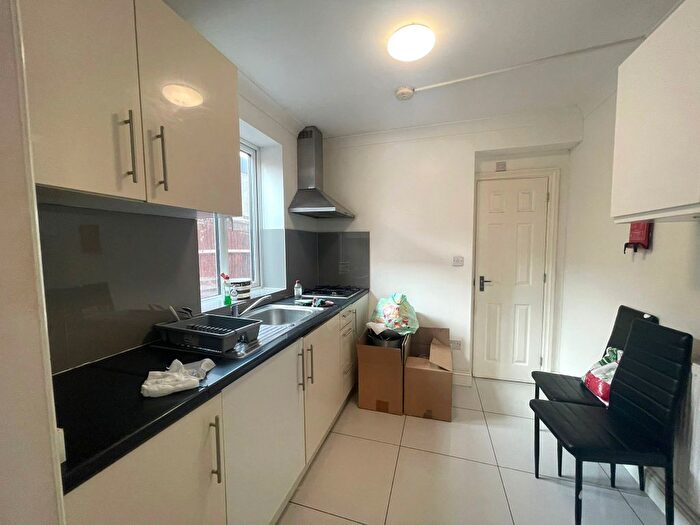 7 Bedroom Semi-Detached House To Rent In Westminster Drive, London, N13