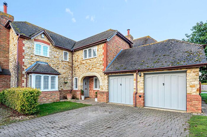 4 Bedroom Detached House For Sale In Farm Close, Ickford, HP18