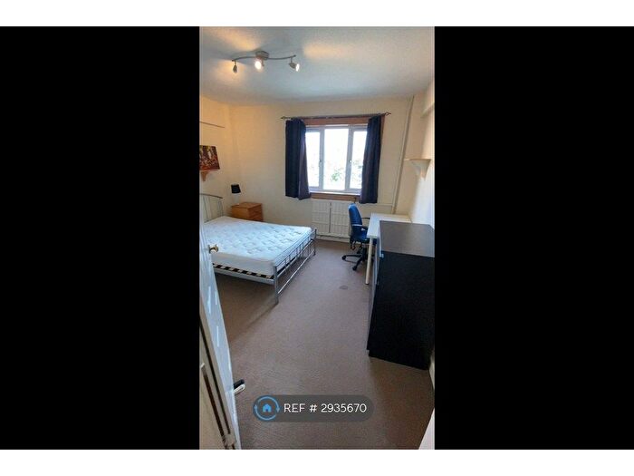 3 Bedroom Flat To Rent In Alexander Drive, Edinburgh, EH11