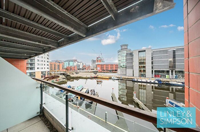 2 Bedroom Flat For Sale In Mackenzie House, Chadwick Street, Leeds, LS10