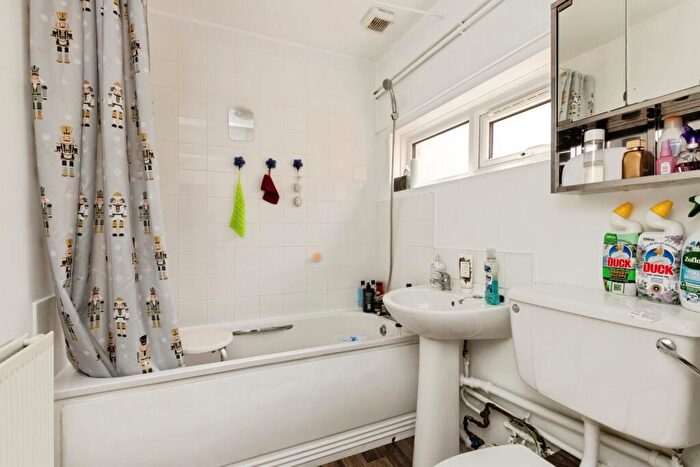 1 Bedroom Flat To Rent In Ladysmock Gardens, Nottingham, NG2