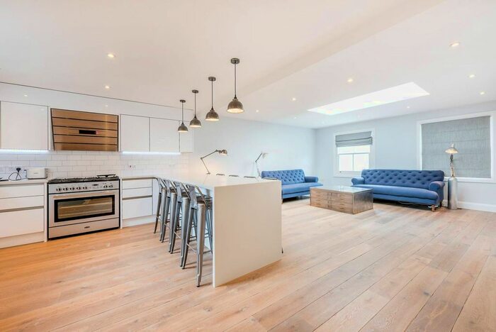 2 Bedroom Flat To Rent In Caxton Road, Shepherd's Bush, London, W12