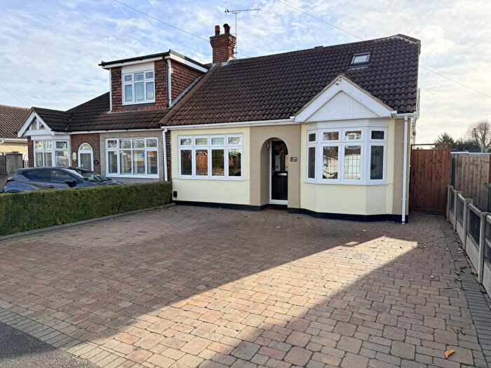 4 Bedroom Semi-Detached Bungalow For Sale In Long Lane, North Grays (With Ensuite Bathroom), RM16