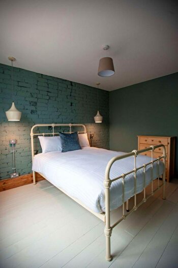 8 Bedroom Semi-Detached House To Rent In Lees Hall Crescent, Manchester, Greater Manchester, M14