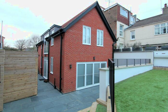 3 Bedroom Detached House To Rent In Highcroft Villas, Brighton, BN1