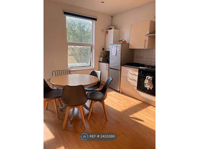 3 Bedroom Flat To Rent In Stoke Newington Road, London, N16