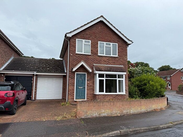 3 Bedroom Link Detached House For Sale In Newcastle Avenue, Colchester, Essex, CO3