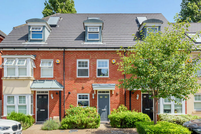 3 Bedroom House To Rent In Erickson Gardens, Bromley, BR2