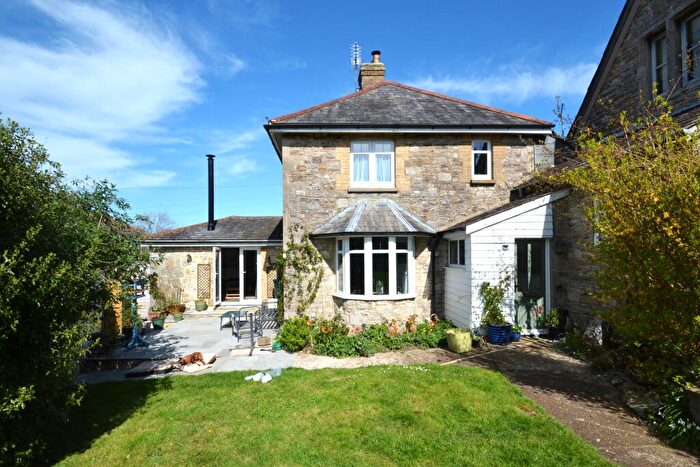 4 Bedroom Link Detached House For Sale In Arnold Road, Binstead, Isle Of Wight, PO33