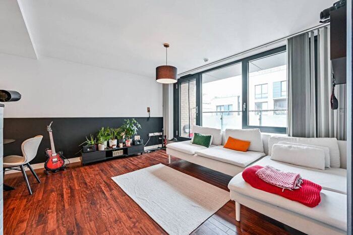 2 Bedroom Flat To Rent In Palmers Road, London, E2