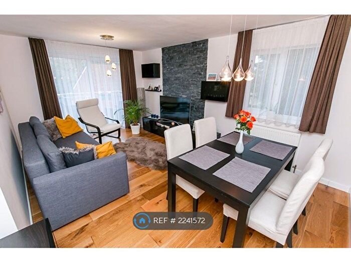 2 Bedroom Flat To Rent In Court Bushes Road, Whyteleafe, CR3