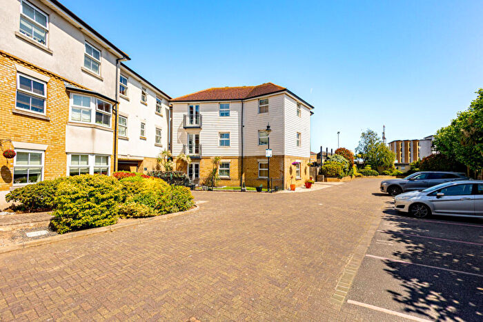 2 Bedroom Apartment For Sale In Forge Way, Southend-on-sea, SS1