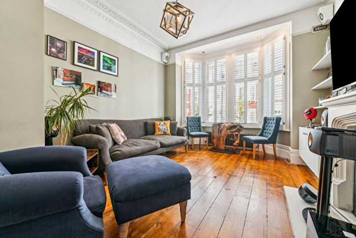 2 Bedroom Flat For Sale In Garfield Road, London, SW11