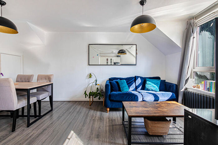 2 Bedroom Flat For Sale In Fawcett Close, London, SW11
