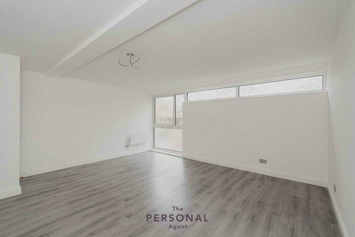 3 Bedroom Flat To Rent In High Street, Banstead, SM7