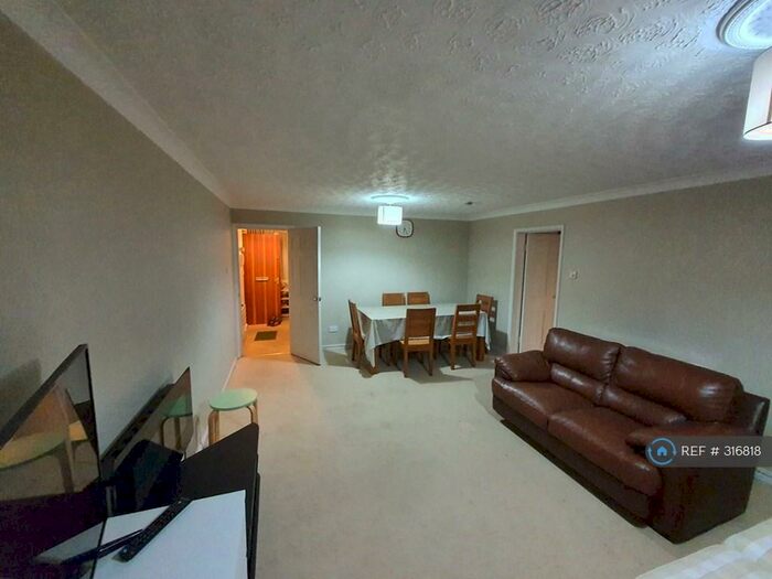 2 Bedroom Flat To Rent In Marlborough Court, Bromsgrove, B60