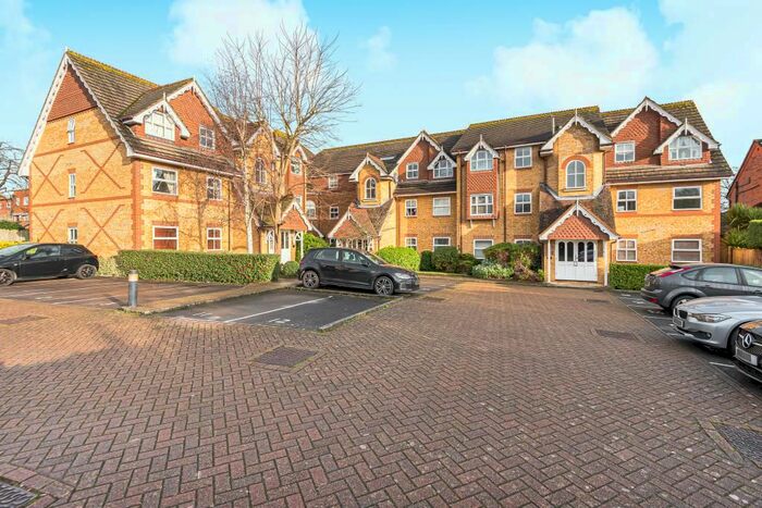 2 Bedroom Flat To Rent In Sunningdale, Berkshire, SL5