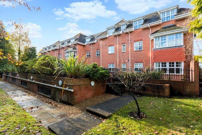 2 Bedroom Flat To Rent In Claremont Avenue, Woking, GU22