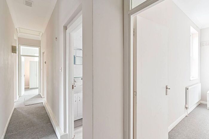 3 Bedroom Flat To Rent In Hopton Road, Streatham, London, SW16