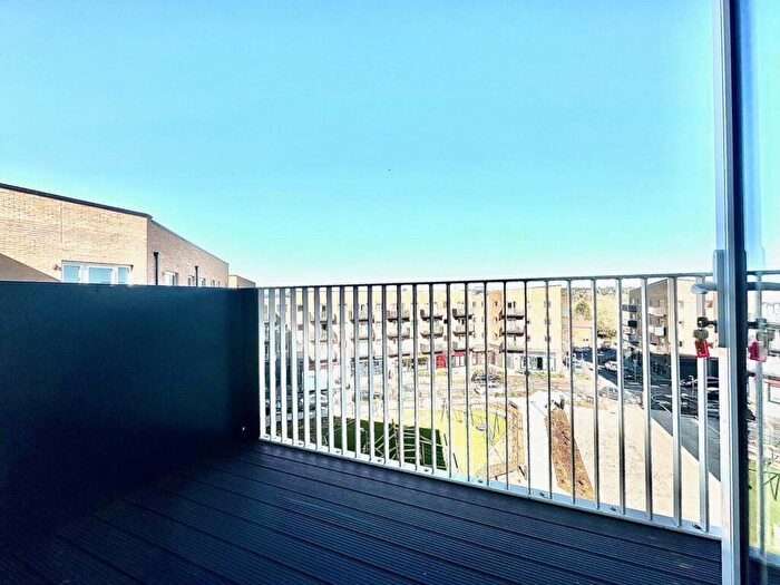 2 Bedroom Apartment To Rent In High View, Hatfield, AL10