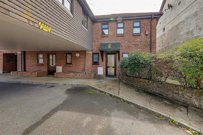 1 Bedroom Flat To Rent In Linden Road, Littlehampton, BN17