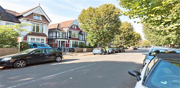3 Bedroom Flat To Rent In Park Avenue, London, NW2