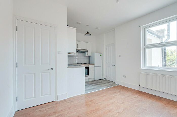 1 Bedroom Apartment To Rent In Bounds Green Road, Bounds Green, London, N11